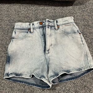 Wrangler high-rise festival short. Size 25